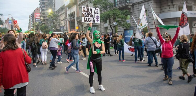 Especialistas advierten que el recorte de programas y estructuras estatales vinculadas al género puede debilitar la aplicación efectiva de derechos reconocidos por ley.