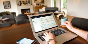 Empresas del exterior contratan cada vez más profesionales argentinos y disparan el trabajo remoto