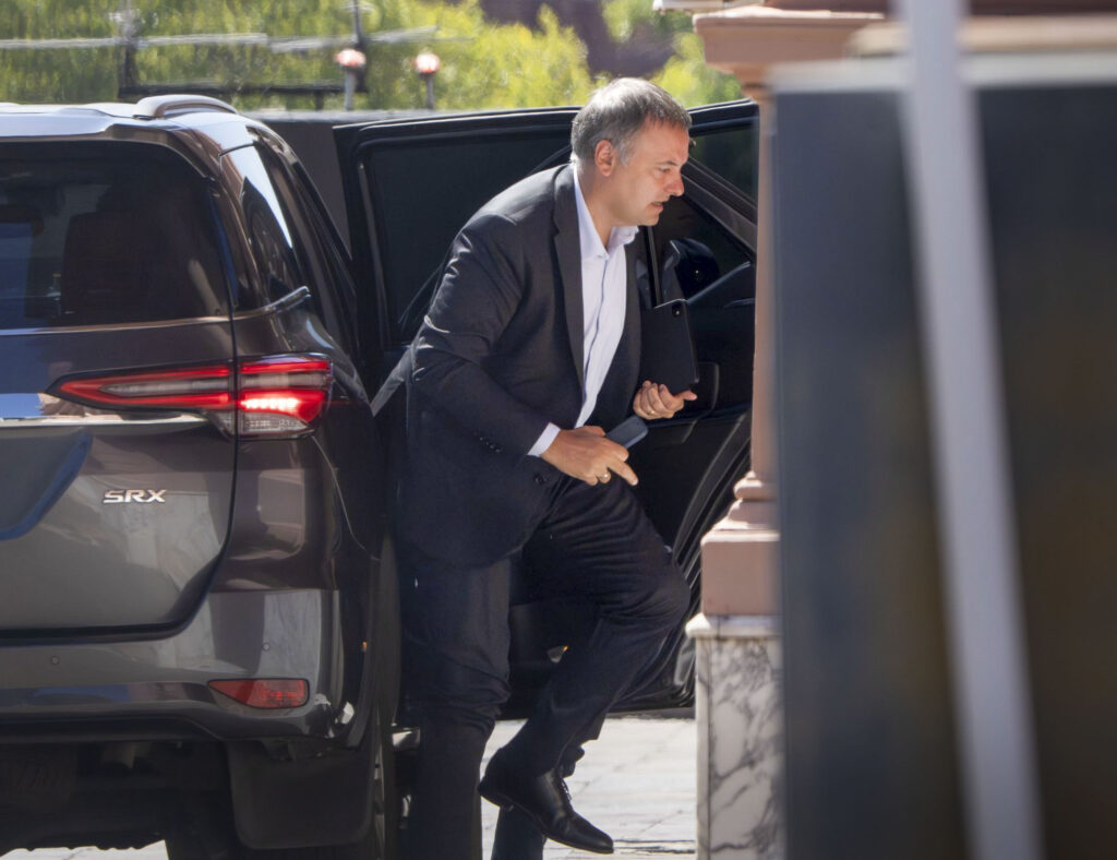 Denunciaron penalmente a Manuel Adorni por irregularidades en contrataciones