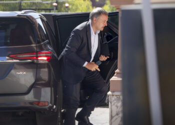 Denunciaron penalmente a Manuel Adorni por irregularidades en contrataciones