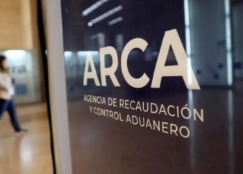 ARCA informó una fuerte caída real de la recaudación tributaria en febrero.