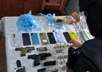 Armas de fuego, municiones, dinero en efectivo, celulares y estupefacientes fueron secuestrados durante el allanamiento.