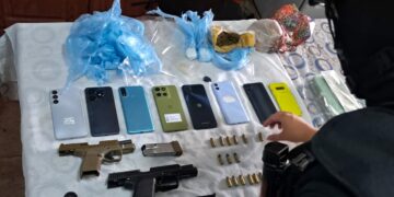 Detuvieron a un adolescente tras un allanamiento: secuestraron armas, drogas y dinero Armas de fuego, municiones, dinero en efectivo, celulares y estupefacientes fueron secuestrados durante el allanamiento.