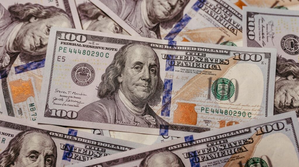 Vuelven los créditos en dólares: Banco Macro lanza financiamiento para vivienda y autos.