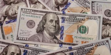 Vuelven los créditos en dólares: Banco Macro lanza financiamiento para vivienda y autos.