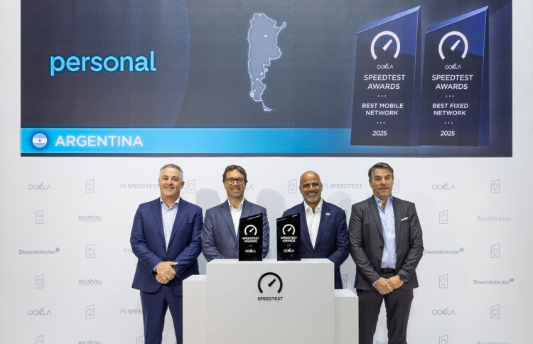 Personal recibió el premio a la mejor red fija y móvil de la Argentina Carlos Bardon (Director Redes e Infraestructura) - Gonzalo Hita (COO Personal) - Roberto Nobile (CEO Personal) - Alejandro Martínez (Director Conectividad)