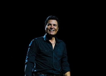 Chayanne volvió a Córdoba con un estadio colmado, rosas rojas y el abrazo viral con Gastón Massa