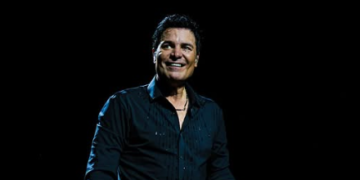 Chayanne volvió a Córdoba con un estadio colmado, rosas rojas y el abrazo viral con Gastón Massa