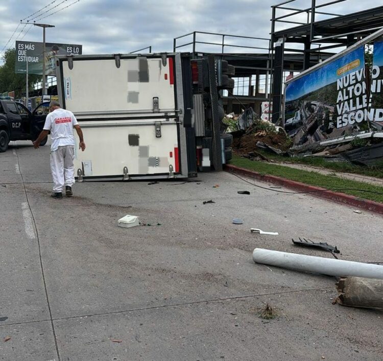 Un camión frigorífico y un auto colisionaron violentamente en barrio Don Bosco.