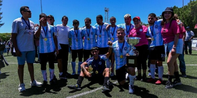 La selección argentina de fútbol para ciegos, “Los Murciélagos”, comenzará este martes 24 de marzo la defensa del título de la Copa Tango.