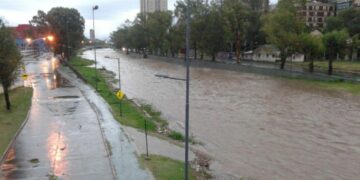 Corte total en Costanera por crecida del río Suquía tras apertura del Dique San Roque Por la crecida del Río Suquía debido a la apertura de válvulas del Dique San Roque, la Municipalidad de Córdoba estableció corte total en las partes bajas de Costanera.