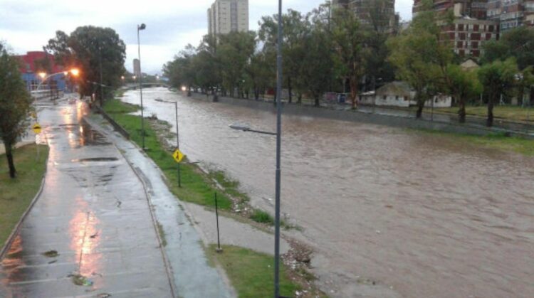 Por la crecida del Río Suquía debido a la apertura de válvulas del Dique San Roque, la Municipalidad de Córdoba estableció corte total en las partes bajas de Costanera.