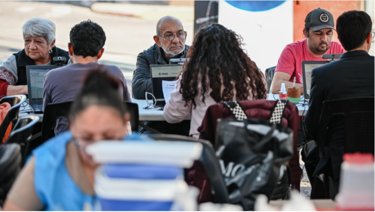 La Defensoría del Pueblo en la Plaza San Martín.