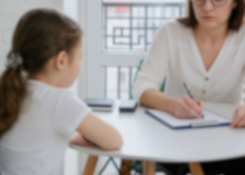 Denuncian precarización laboral en equipos que protegen derechos de la niñez