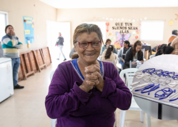 Una Fundación convierte tapitas en anteojos para quienes no pueden pagarlos