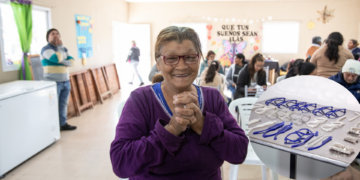 Una Fundación convierte tapitas plásticas en anteojos gratuitos para quienes no pueden pagarlos