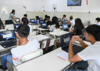Docente en el aula durante una jornada de clases. Foto ilustrativa.