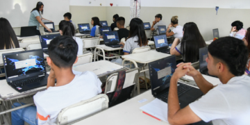 Docente en el aula durante una jornada de clases. Foto ilustrativa.
