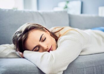 Dormir bien tiene beneficios para la salud.