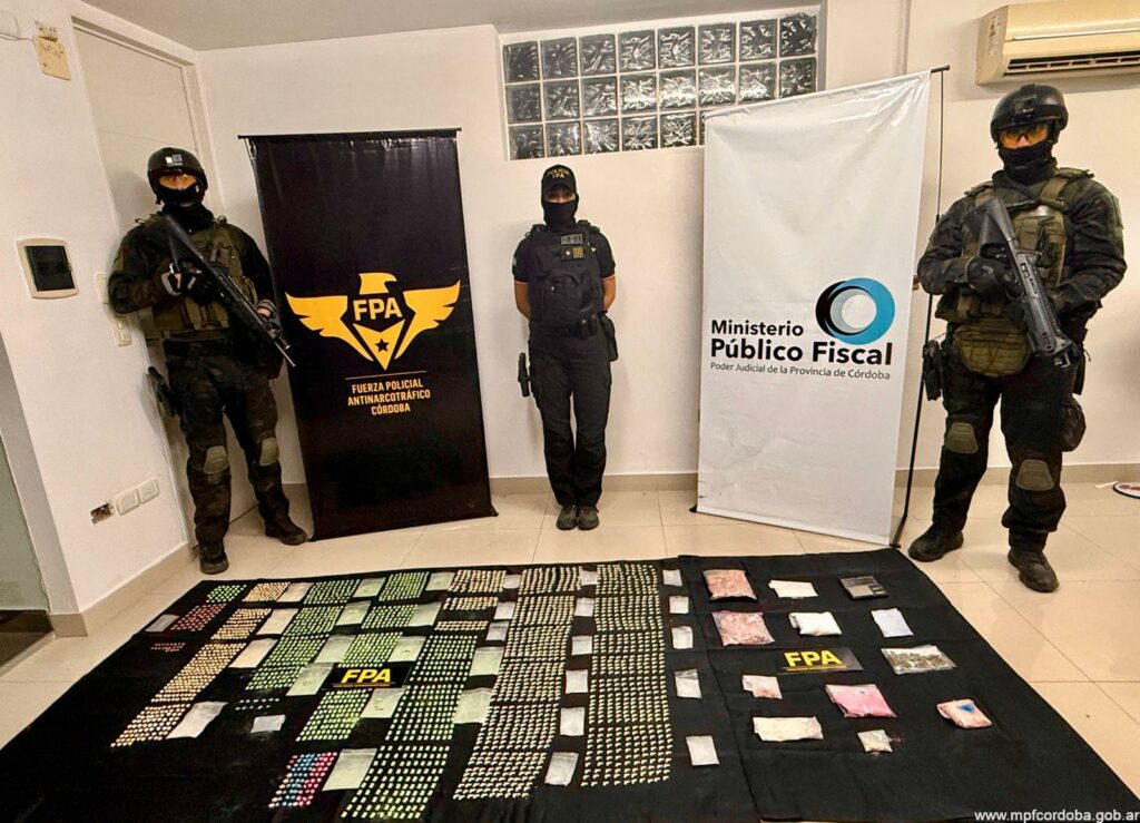Secuestran drogas sintéticas, dinero y un auto en un operativo con tres detenidos en Córdoba.