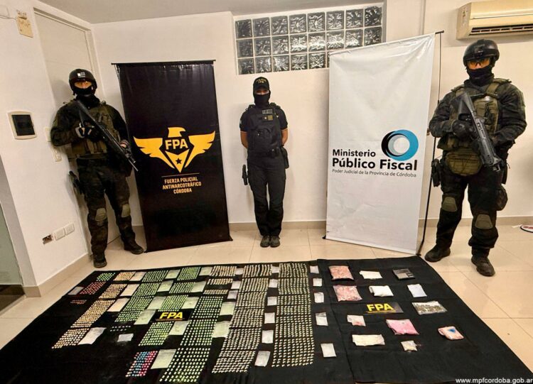 Secuestran drogas sintéticas, dinero y un auto en un operativo con tres detenidos en Córdoba.