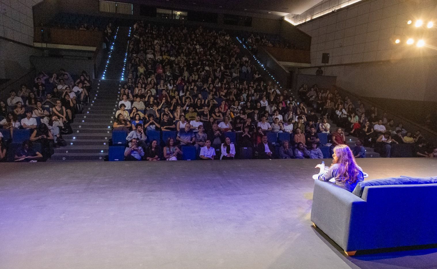 Lucrecia Martel fue distinguida como Profesora Honoraria de la Universidad Provincial de Córdoba Durante la charla “Nuestra Tierra”, Lucrecia Martel dialogó con estudiantes y docentes sobre su proceso creativo y el uso del sonido en el cine.