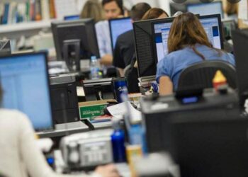 El Gobierno oficializó aumentos escalonados y un bono de $40.000 para trabajadores estatales