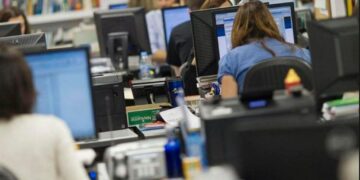 El Gobierno oficializó aumentos escalonados y un bono de $40.000 para trabajadores estatales