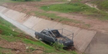 Choque en Circunvalación: un colectivo y una camioneta protagonizaron un siniestro vial El conductor del vehículo menor debió ser trasladado a un centro de salud con traumatismos.