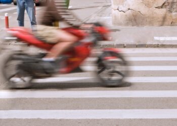 El tribunal remarcó que la única forma legal que tienen las motocicletas para adelantar a un vehículo que circula en el mismo sentido es por la izquierda.