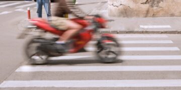 Rechazan la demanda de un motociclista por su imprudencia y testigo poco confiable El tribunal remarcó que la única forma legal que tienen las motocicletas para adelantar a un vehículo que circula en el mismo sentido es por la izquierda.