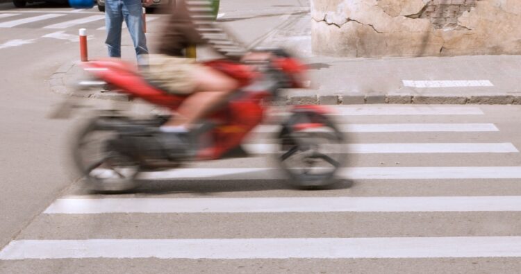 El tribunal remarcó que la única forma legal que tienen las motocicletas para adelantar a un vehículo que circula en el mismo sentido es por la izquierda.