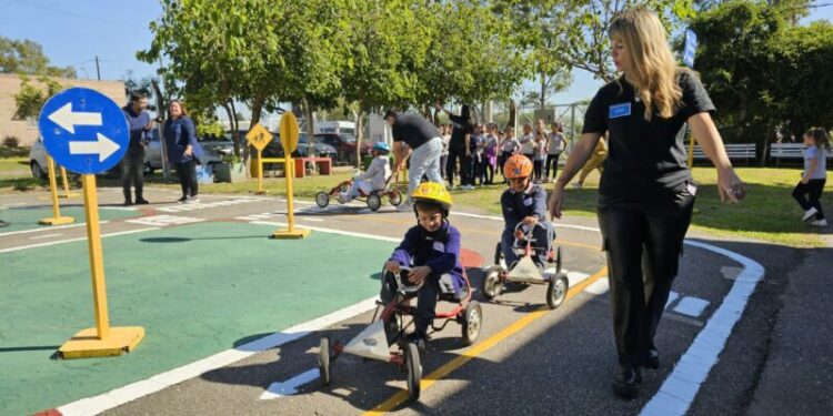 Escuelas de Córdoba podrán inscribirse para participar en jornadas de educación vial con actividades prácticas y recreativas.