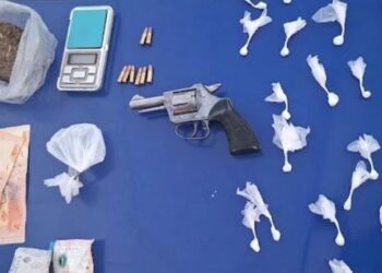 Evadió un control y lo detuvieron con un arma y drogas