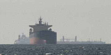 Gran Bretaña impulsa una coalición para reabrir el Estrecho de Ormuz