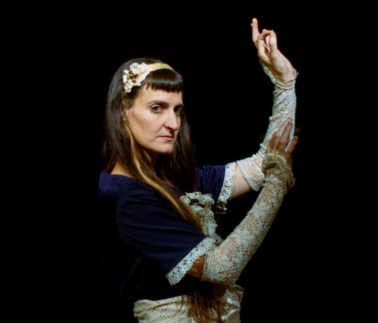 “Los monstruos van debajo de la cama”, la propuesta íntima con dramaturgia y actuación de Natalia Buyatti cuenta con función este sábado a las 21.