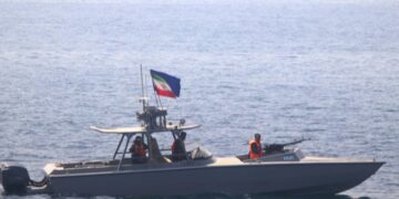 Irán amenaza con represalias y mantiene el cierre del Estrecho de Ormuz