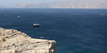 Irán cierra el Estrecho de Ormuz y lanza amenazas