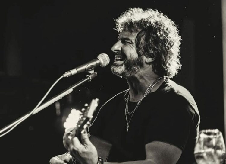 Iván Noble se presenta esta noche a las 21 en el Studio Theater (Rosario de Santa Fe 272) con “Canciones traspapeladas”.