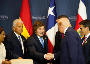 Javier Milei y Donald Trump, en el saludo inaugural del “Escudo de las Américas”.