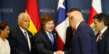Javier Milei y Donald Trump, en el saludo inaugural del “Escudo de las Américas”.