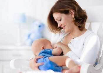 La lactancia materna es fundamental para los bebés.