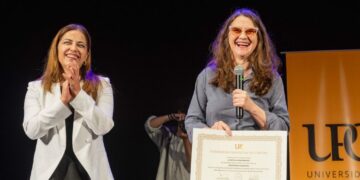 La rectora Julia Oliva Cúneo entregó a Lucrecia Martel el título de Profesora Honoraria de la Universidad Provincial de Córdoba.