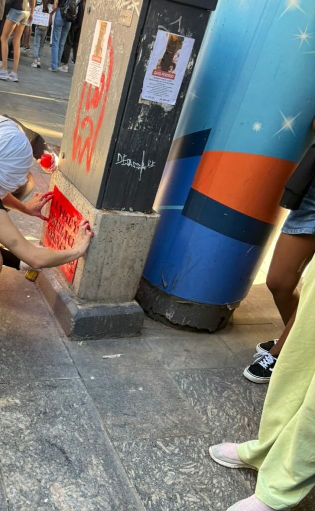Detuvieron a una mujer por realizar pintadas en el centro de Córdoba