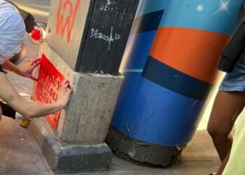 Detuvieron a una mujer por realizar pintadas en el centro de Córdoba