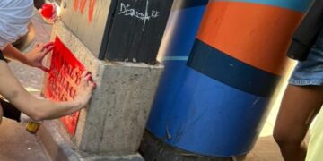 Detuvieron a una mujer por realizar pintadas en el centro de Córdoba