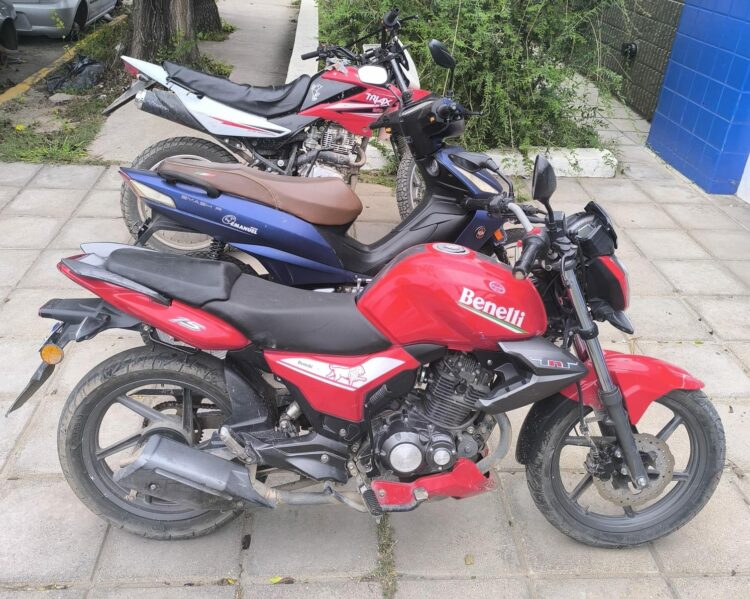 Las tres motocicletas tenían pedido de secuestro vigente y fueron encontradas tras la fuga del sospechoso.