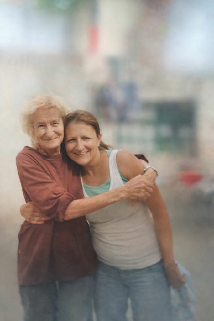 Las valijas invisibles de las mujeres migrantes: resistencia, desarraigo y desigualdad Mujeres migrantes