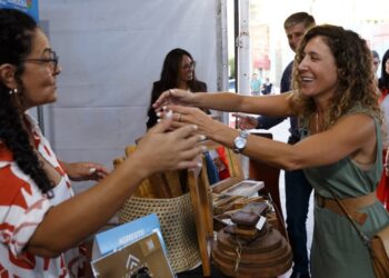 La actual secretaria general de Hábitat y Desarrollo Emprendedor de la Provincia, Laura Jure en la edición 2025 de la Feria de Artesanías.