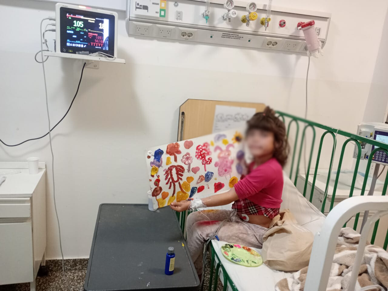 Leila es la hija menor de la familia y enfrenta problemas cardíacos y vasculares.